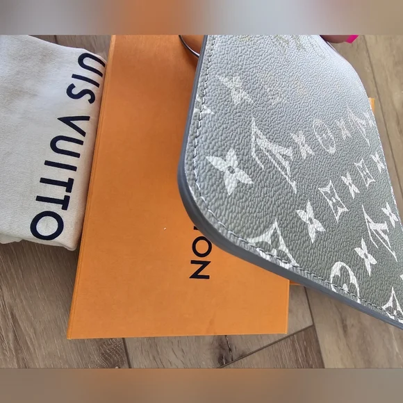 Louis Vuitton Neverfull pouch spring by the city sunset khaki kaki - Picture 6 of 10